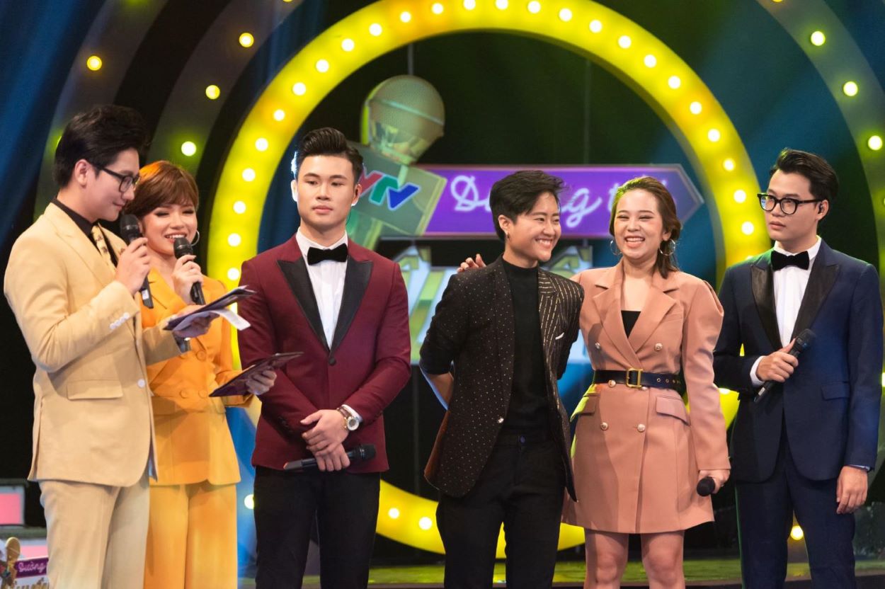 MC Hải Linh (mặc áo vest đen đứng thứ 4 từ bên trái sang)
