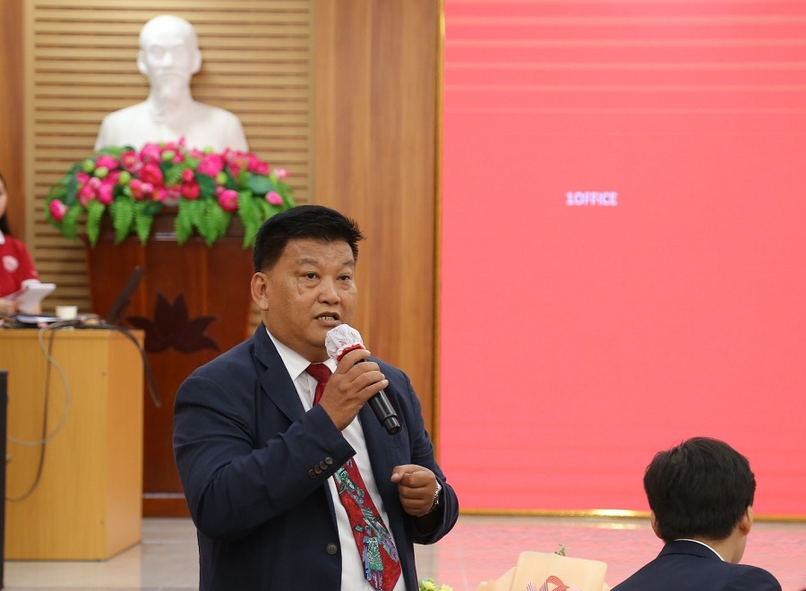 Ông Trần Đức Dũng - Chủ tịch CLB Doanh nhân Khởi sự và Hỗ trợ doanh nghiệp Tp.HCM chia sẻ cho sinh viên về kinh nghiệm, kỹ năng khởi nghiệp trong bối cảnh chuyển đổi số