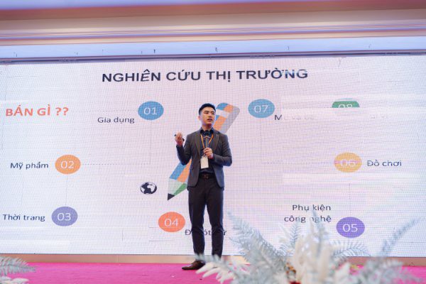 Nguyễn Trung Kiên đang giảng dạy cho học viên của mình