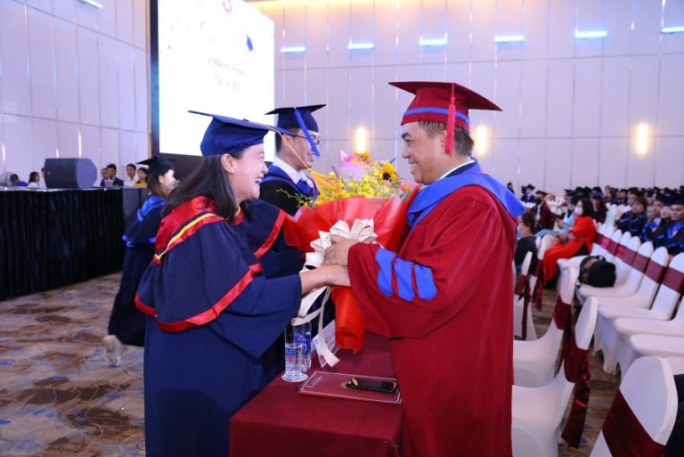 Trang trọng và ấm áp: Lễ trao bằng tốt nghiệp đợt tháng 4/2021 tại Cơ sở II trường Đại học Ngoại thương