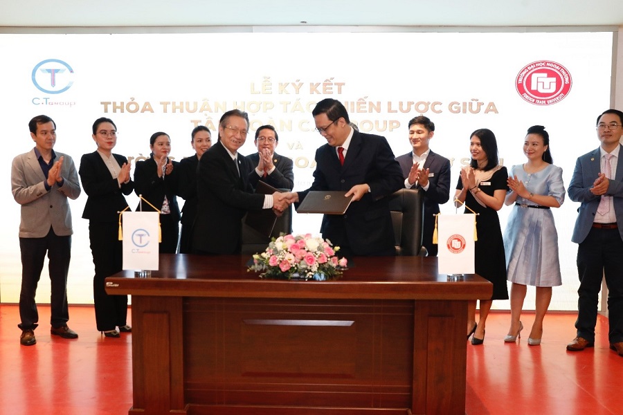  PGS, TS Nguyễn Xuân Minh – Giám đốc Cơ sở II và Ông Vũ Hồng Quang – Phó Chủ tịch HĐQT Tập đoàn C.T Group ký thỏa thuận hợp tác