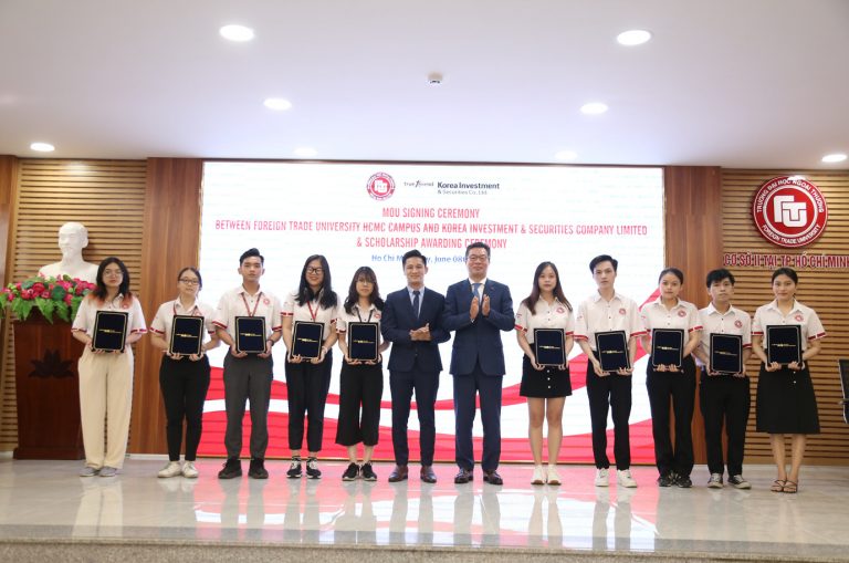 Sinh viên Cơ sở II Trường Đại học Ngoại thương nhận học bổng của Công ty TNHH Đầu tư & Chứng khoán Hàn Quốc