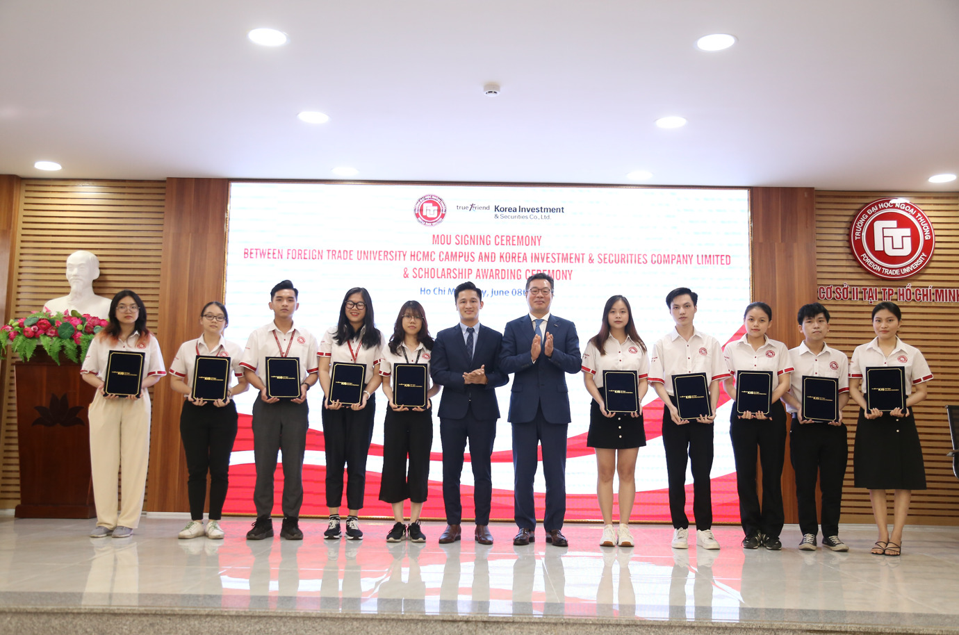Đại diện Công ty TNHH Đầu tư & Chứng khoán Hàn Quốc trao học bổng dành cho sinh viên Cơ sở II với tổng giá trị 200 triệu đồng