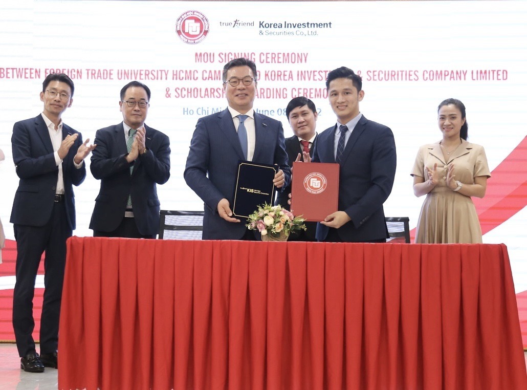 Cơ sở II Trường Đại học Ngoại thương và Công ty TNHH Đầu tư & Chứng khoán Hàn Quốc công bố thỏa thuận hợp tác tại buổi lễ