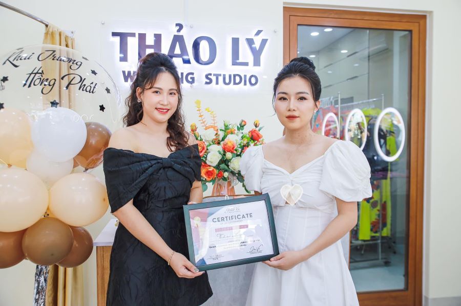 Jolie Vu (áo đen) và bạn học viên (áo trắng) đã mở được studio áo cưới riêng