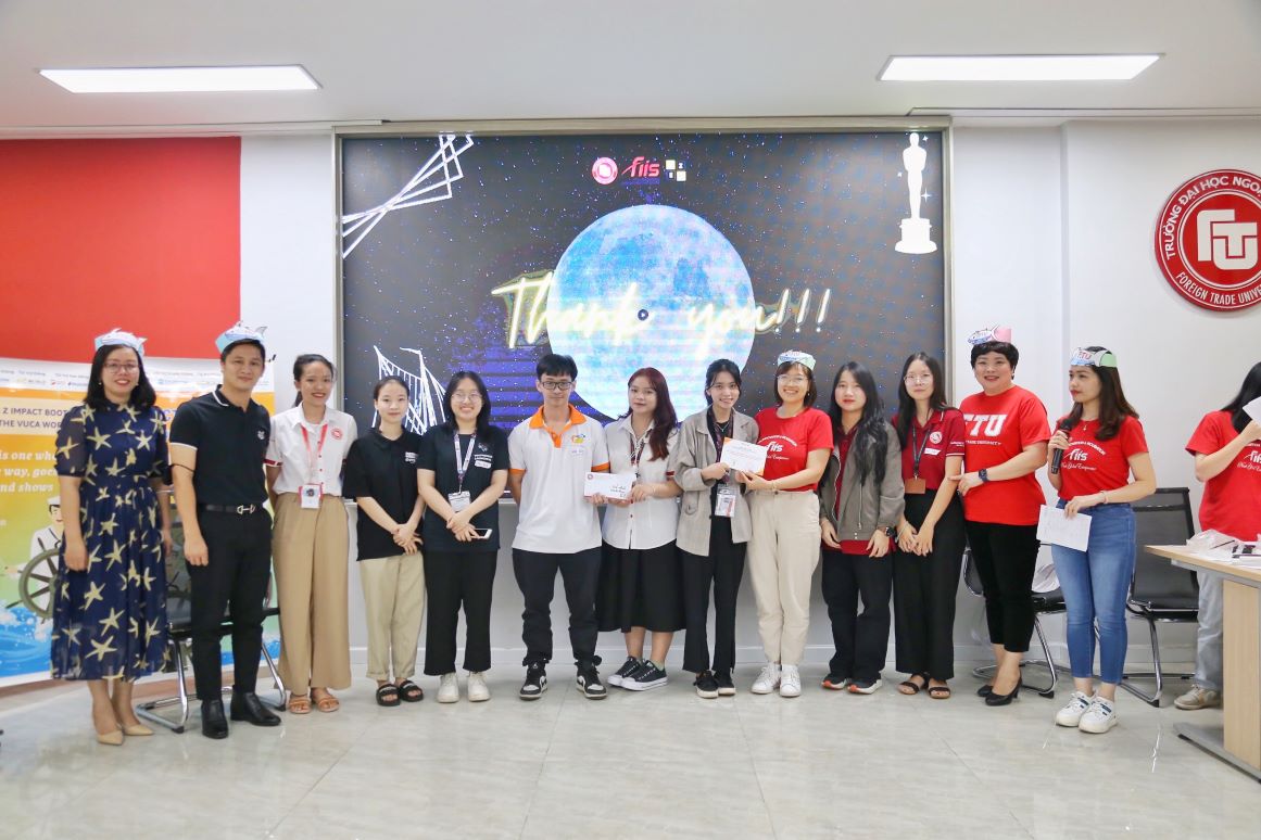 Nhóm sinh viên đạt giải nhất với Dự án “Co-optimal Orientation”