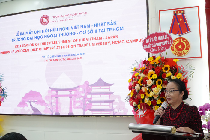 Bà Huỳnh Thị Ngọc Vân - Phó Chủ tịch thường trực Hội hữu nghị Việt Nam - Nhật Bản TP.HCM phát biểu chào mừng và công bố quyết định thành lập Chi hội hữu nghị Việt Nam - Nhật Bản Trường Đại học Ngoại thương – Cơ sở II