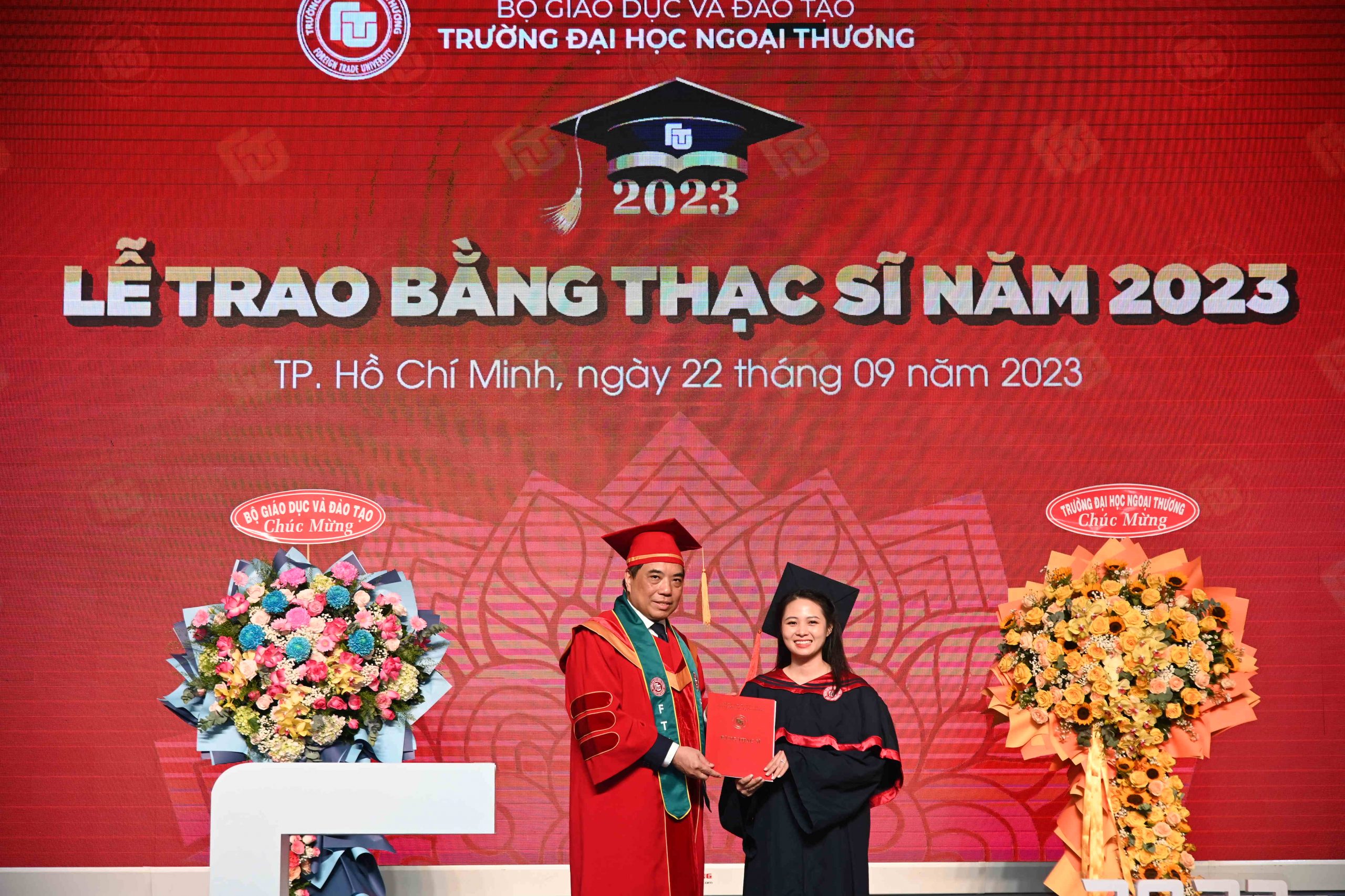 PGS, TS Bùi Anh Tuấn – Hiệu trưởng Trường Đại học Ngoại thương trao bằng cho tân Thạc sĩ.