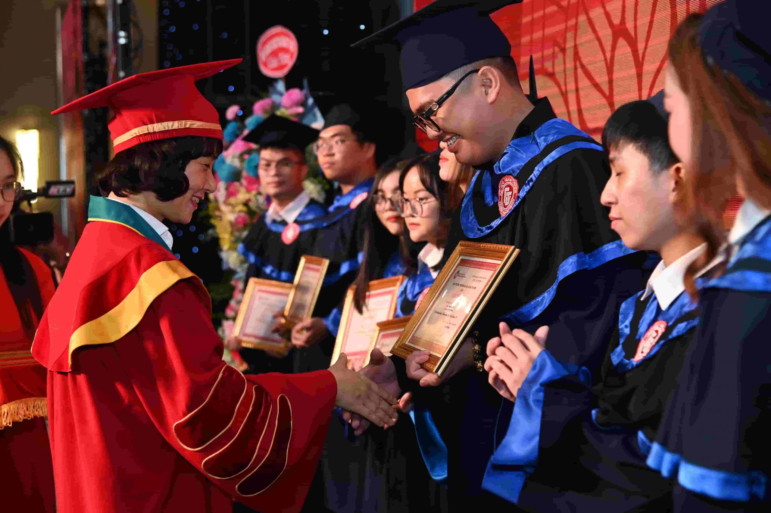PGS, TS Phạm Thu Hương - Phó Hiệu trưởng  trường Đại học Ngoại thương trao tặng Giấy khen cho các tân Cử nhân có thành tích xuất sắc. 