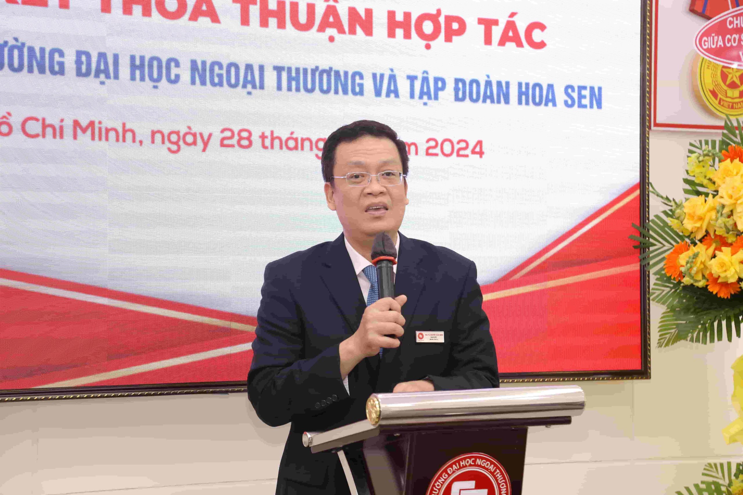 PGS, TS Nguyễn Xuân Minh phát biểu chào mừng đoàn đại biểu Tập đoàn Hoa Sen